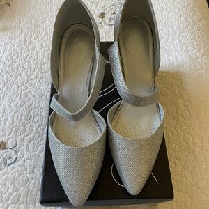 Women's pointed low heel pumps